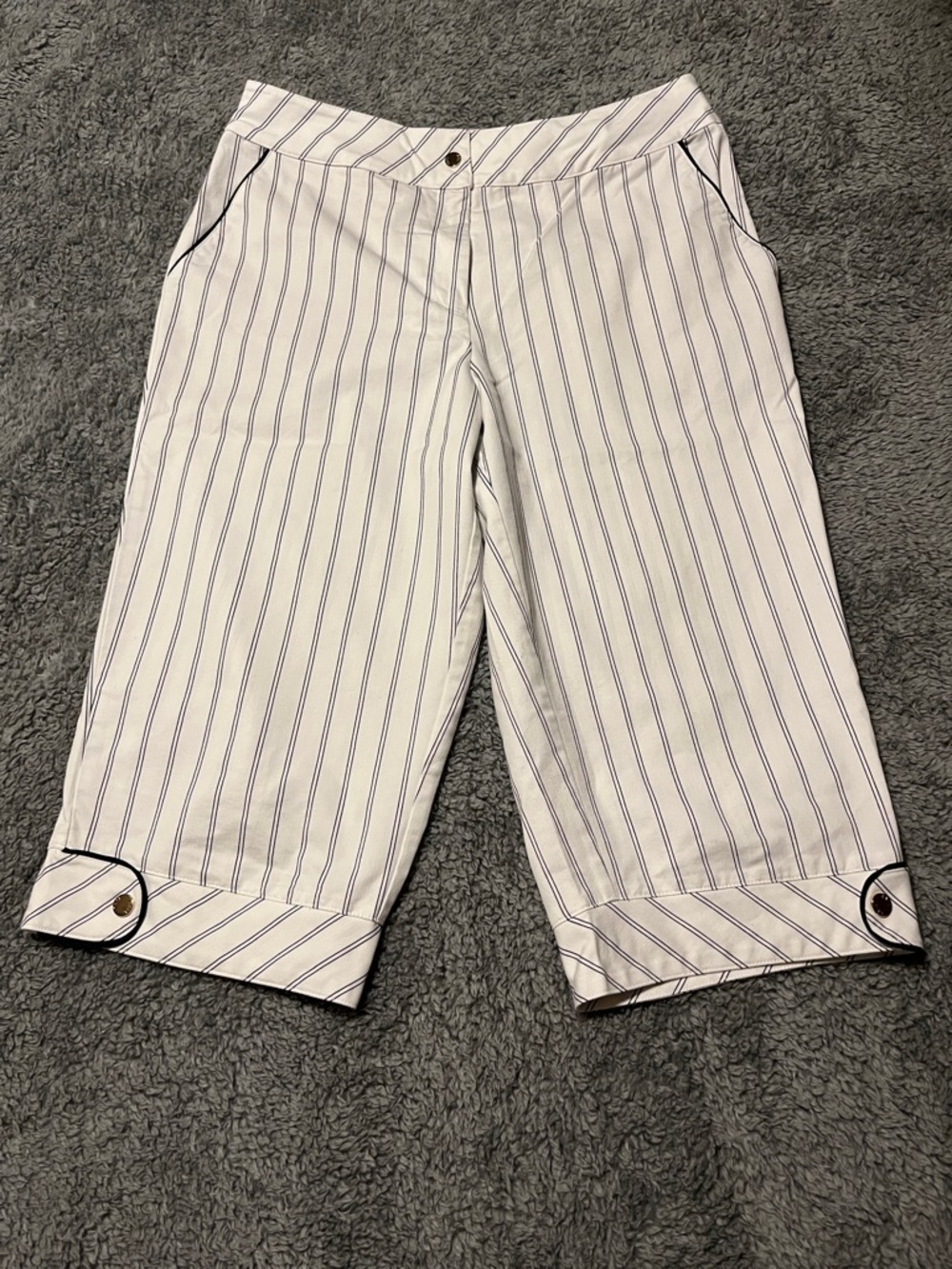 Tail White Capri Pants Shorts Navy Pinstripes Snap Details on Bottom Cuffs Size8